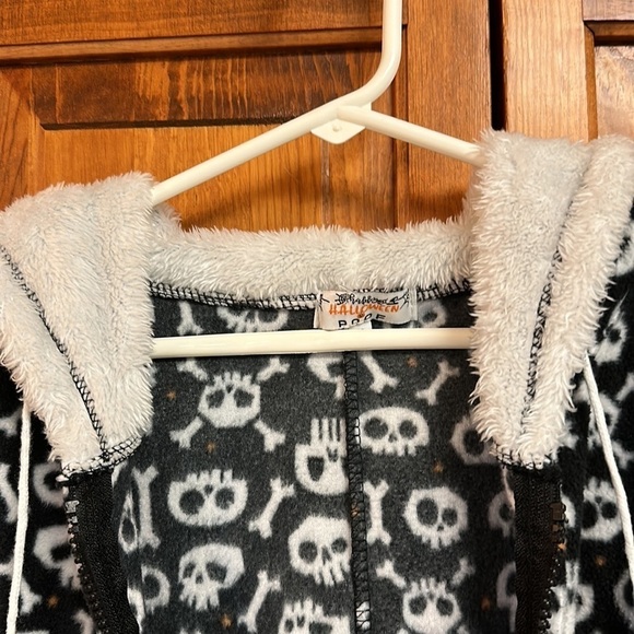 Happy Halloween Poof Skull & Crossbones Zippered Hooded Loungewear PJ Onsie Med - Picture 6 of 12